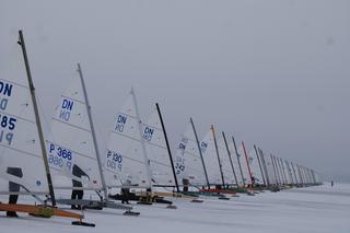 Polscy żeglarze lodowi rozbili bank z medalami w mistrzostwach świata i Europy rozegranych w Estonii. 