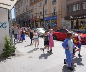  Dni Bajki 2024. W centrum Olsztyna zrobiło się bajkowo. Dzieci przejęły władzę nad miastem [ZDJĘCIA]