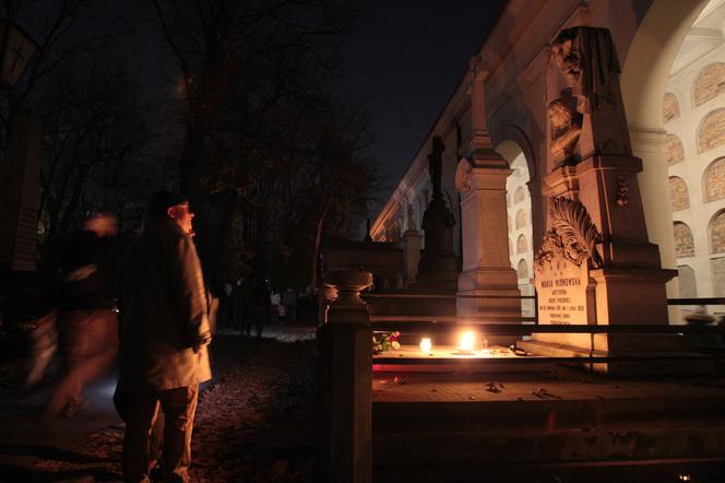 Tak wyglądają Powązki wieczorem. Zachwycające zdjęcia warszawskiej nekropolii