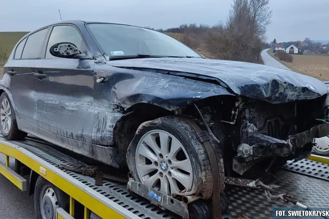 BMW uszkodziło słupki i bariery na S7 pod Jędrzejowem. W aucie było troje pijanych, w tym kobieta w ciąży!