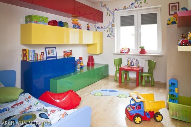 Pokój dla chłopca: różnokolorowe meble w pokoju dziecięcym