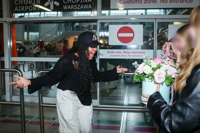 Sara James wróciła do Polski. Sportowy akcent na czapce. Uległa modzie?