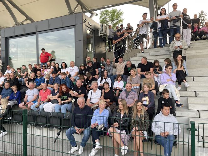 Kibice na otwarciu stadionu w Starachowicach