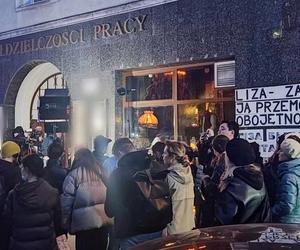 25-letnia Liza zmarła po brutalnym gwałcie. Cichy marsz idzie ulicami Warszawy