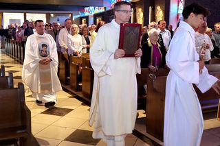 Polonia modliła się przy relikwiach pierwszego świętego millenialsa