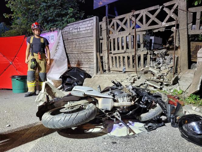 Motocyklista huknął w ogrodzenie i zginął! Tragiczny wypadek w Chełmży [ZDJĘCIA]