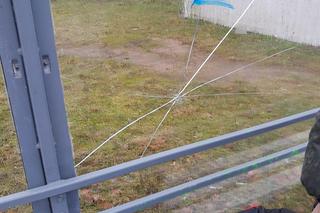 Zniszczona wiata na osiedlu Arkońskie-Niemierzyn w Szczecinie