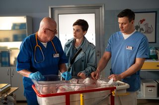 Na dobre i na złe odc. 960 po wakacjach. Blanka (Pola Gonciarz), jej córka Nina (Michalina Grot), Krzysztof Radwan (Mateusz Damięcki), Stefan Tretter (Piotr Garlicki)