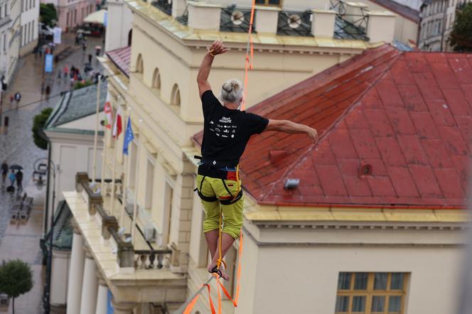   Urban Highline Festival 2023 w Lublinie. Slacklinerzy robią cuda na linach!