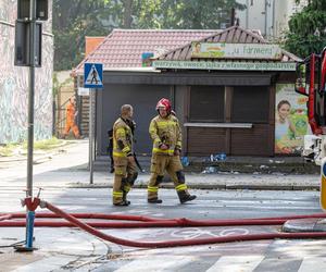 Pożar kamienicy w Poznaniu. Trwają poszukiwania zaginionych strażaków [ZDJĘCIA].