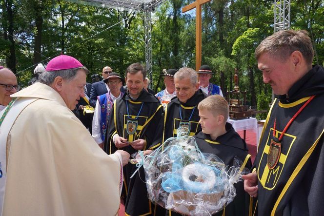Pielgrzymka mężczyzn do Piekar Śląskich 2025. Tysiące wiernych na Kalwaryjskim Wzgórzu