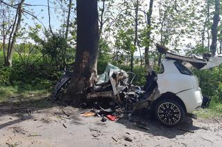 Tragedia w Wyrach. Fiat rozbił się na drzewie