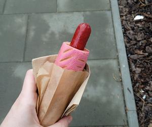 Różowy hot-dog w Żabce na Walentynki