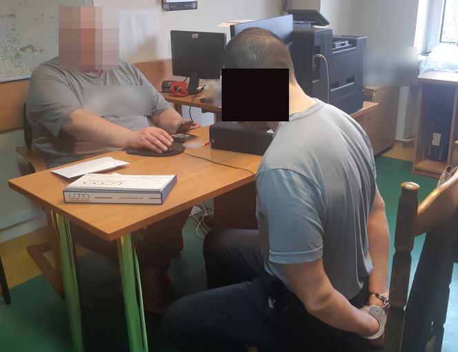 Zwabiła go do mieszkania. Dwóch oprychów przystawiło mu nóż do gardła i okradło