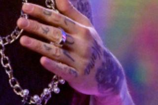 Smolasty na palcach lewej dłoni ma napis LOVE oraz nuty muzyczne