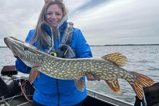 Gigantyczna ryba złowiona na Mazurach. Nieprawdopodobne, ile mierzył największy szczupak [ZDJĘCIA]