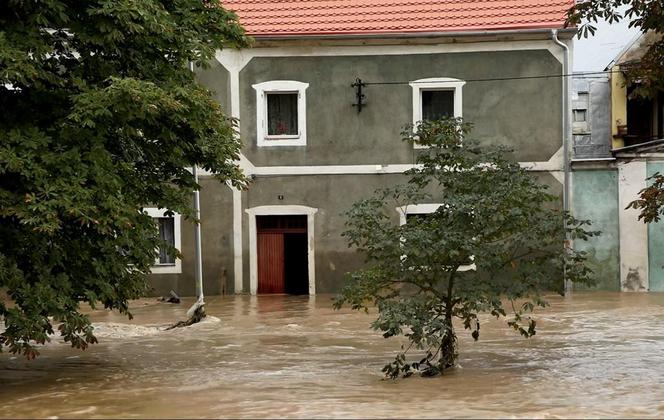 Bystrzycka Kłodzka pod wodą. Wielka woda zalała miasteczko na Dolnym Śląsku