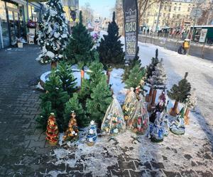 Magia świąt na łódzkich targowiskach. Zobacz, jakie ozdoby można tam kupić [ZDJĘCIA]