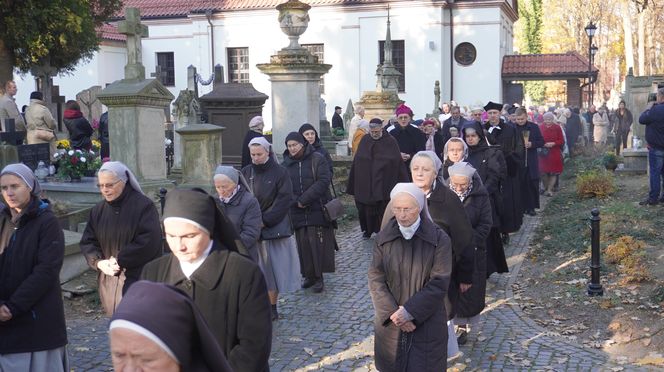 1 listopada na cmentarzu przy ul. Lipowej w Lublinie. Mieszkańcy odwiedzają groby swoich bliskich