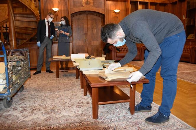 Dokumenty sprzed kilkudziesięciu lat znalezione w urzędzie miasta