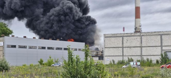 Pożar składowiska opon w Toruniu. Dym widoczny z daleka