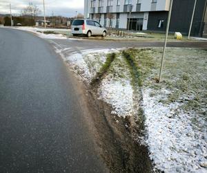 Pirat drogowy urwał koło przed komendą i uciekł. Nie zgadniesz, gdzie się schował