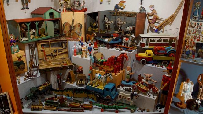 Zabawki z dawnych lat. Lalki, samochodziki, bączki i wiele innych. Pamiętasz je jeszcze? 