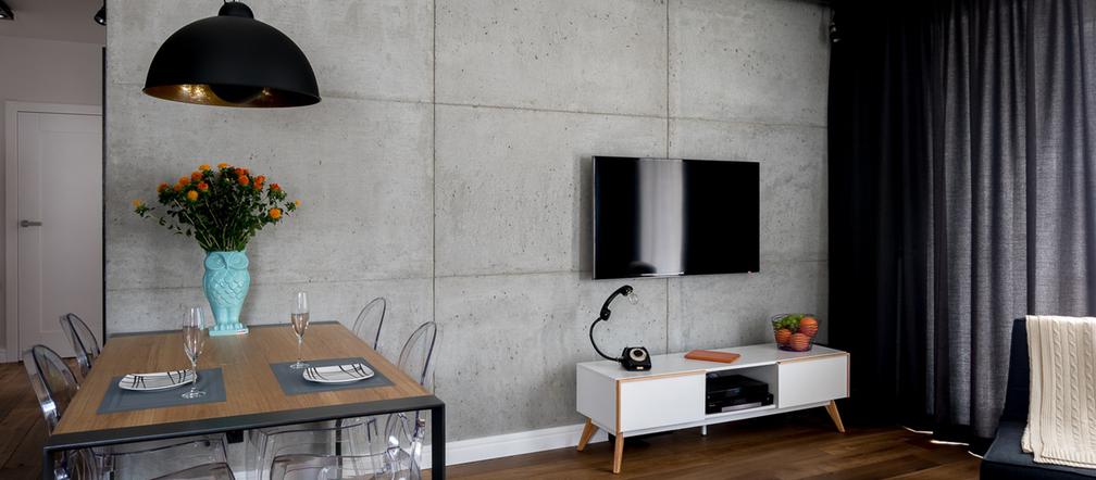 Beton architektoniczny na ścianie w salonie