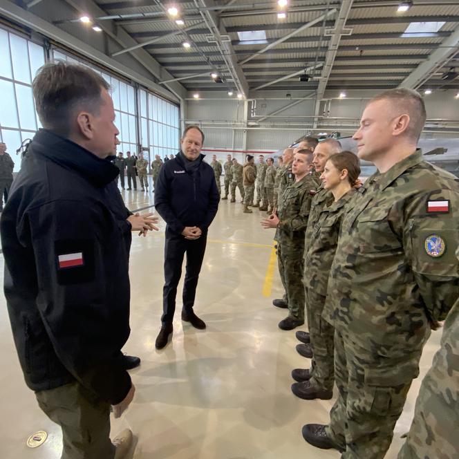 Minister Błaszczak spotkał sie z polskimi i amerykańskimi pilotami w Łasku