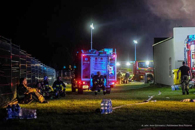  Kawle. Pożar zakładu przetwórstwa drobiowego. 120 strażaków walczy z żywiołem w czwartek, 14 sierpnia. Jeden z nich zaginął [ZDJĘCIA]
