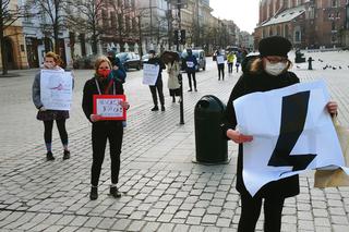 Protest kobiet w czasach zarazy. Kolejka ciągnęła się przez Rynek Główny [ZDJĘCIA]