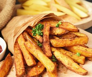 Złociste, chrupiące i pyszne. Wystarczy jeden składnik, by domowe frytki były, jak z restauracji