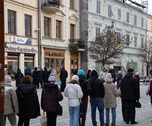 Tłusty Czwartek 2024 w Lublinie. Kolejki po pączki na Krakowskim Przedmieściu