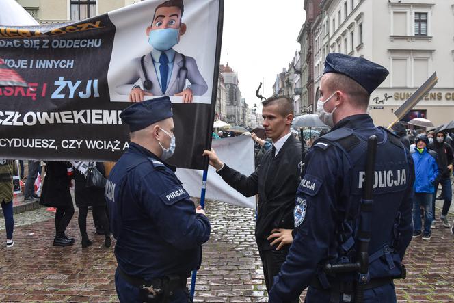 Tak wyglądał protest "Zakończyć plandemię" w Toruniu