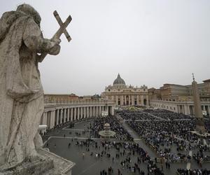 Groźny incydent z udziałem papieża! Wielki Jezus runął na ziemię