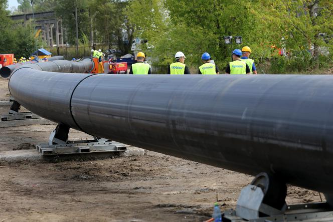 Zgrzewają rury do budowy rurociągu