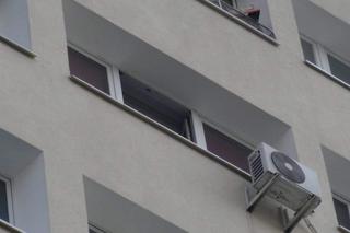 Otworzył okno, spojrzał w dół. Chwilę później runął z 9 piętra. Tragedia na Mokotowie