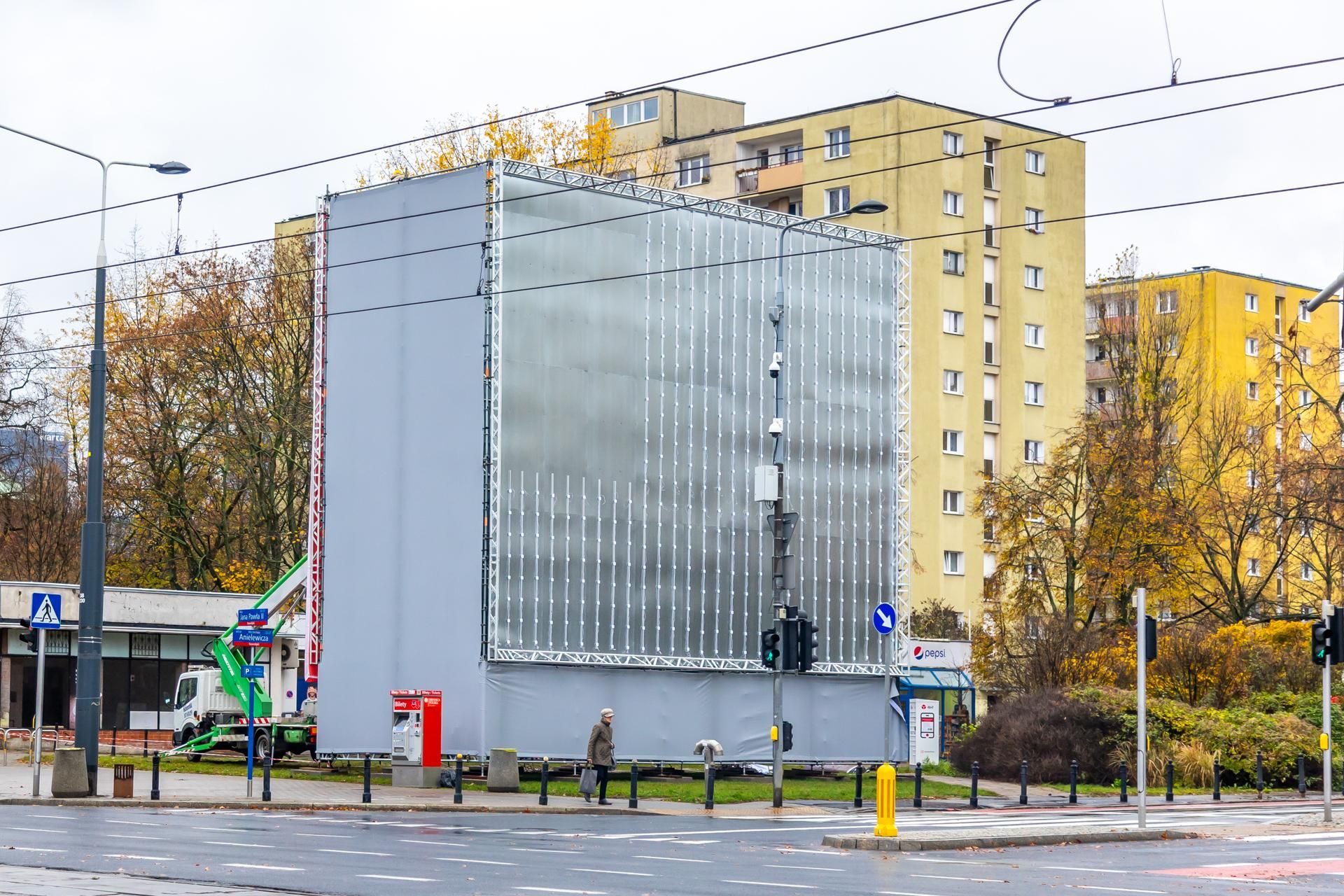 Stelaż reklamowy na rogu ul. Anielewicza i al. Jana Pawła II w Warszawie