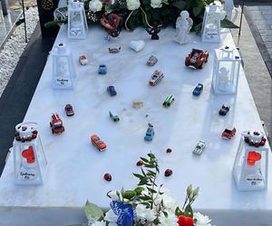 Szok na cmentarzu! Z grobu małego Stasia zniknęły ukochane zabawki. Rodzina apeluje