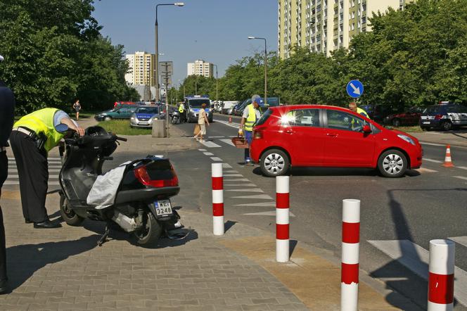 Warszawa: Wypadek na Łukowskiej – nie żyje kierowca skutera ZDJĘCIA