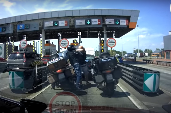 Bójka na autostradzie A4 pod Wrocławiem. Motocyklista bije się z kierowcą! [FILM]