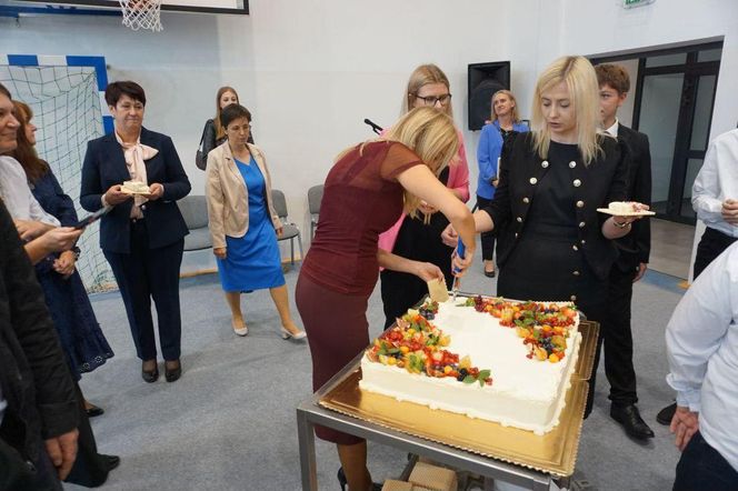 Pierwsza Dama uczciła z uczniami 100 lat od nadania imienia Stefana Batorego Szkole Podstawowej w Liwie