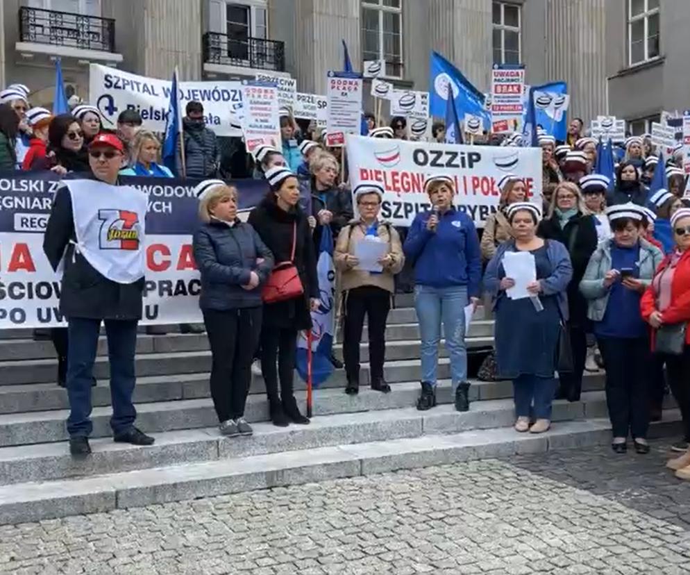 Protest pielęgniarek w Katowicach. Totalnego chaosu w płacach można było uniknąć 