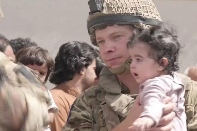  Rodzice oddają dzieci żołnierzom w Afganistanie! Wstrząsające zdjęcia i wideo