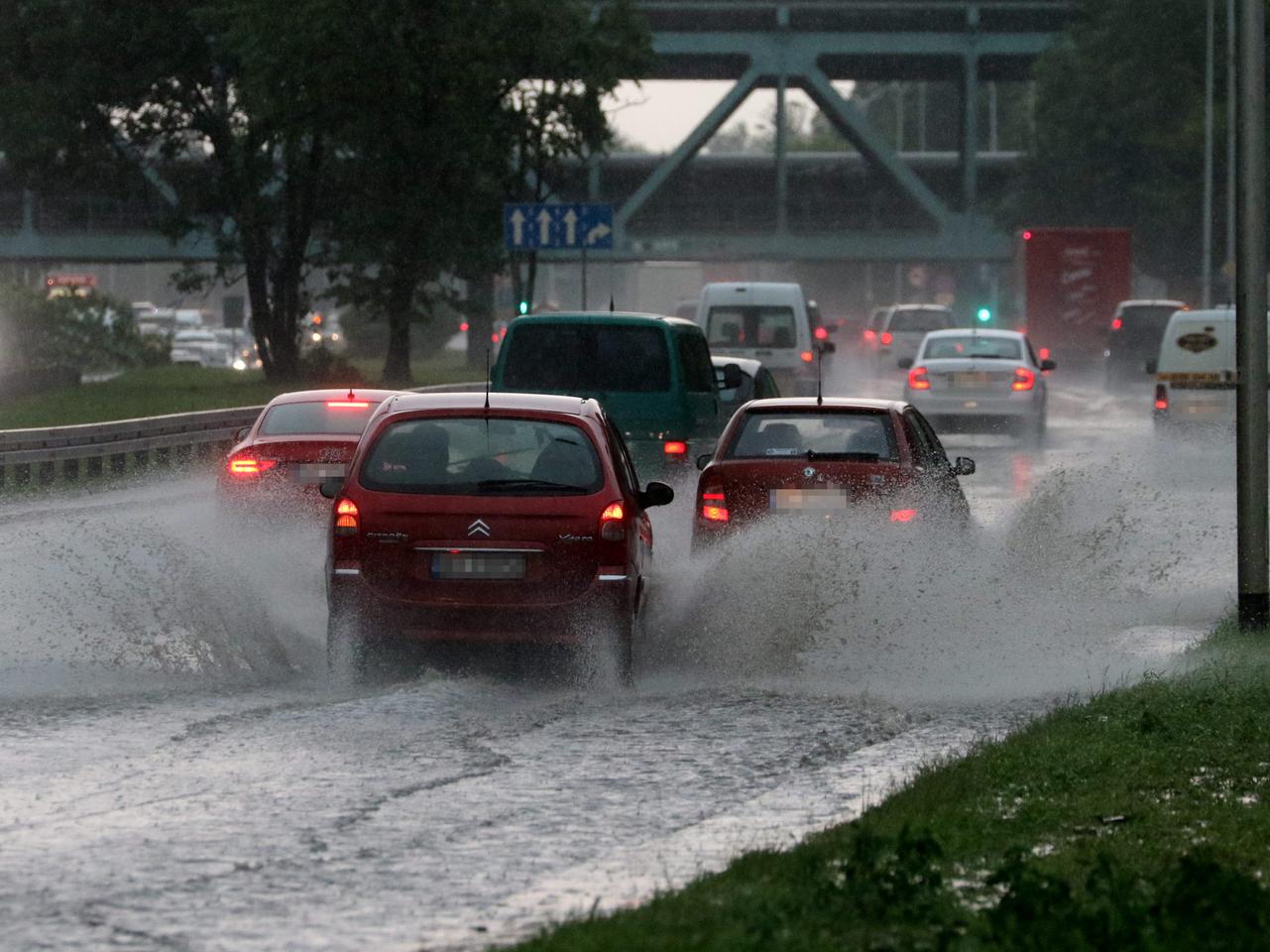NAWAŁNICA PRZESZŁA PRZEZ WARSZAWĘ.
