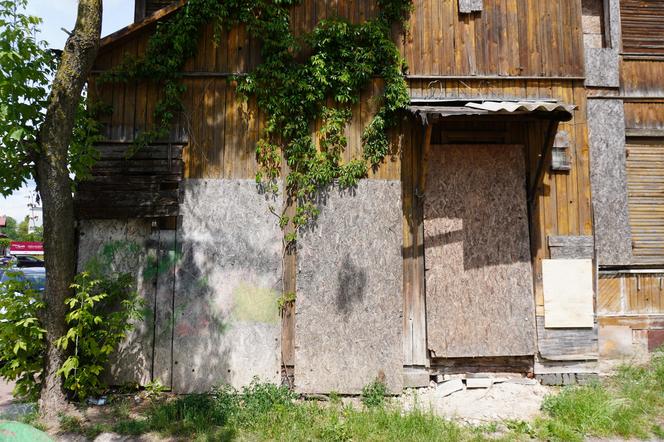 Drewniany zabytkowy dom w centrum Białegostoku. To część "Kwartału Kaczorowskiego" przy ul. Mazowieckiej