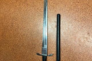 Diler mieczem zaatakował policjantów! W akcie desperacji salwował się skokiem do rzeki