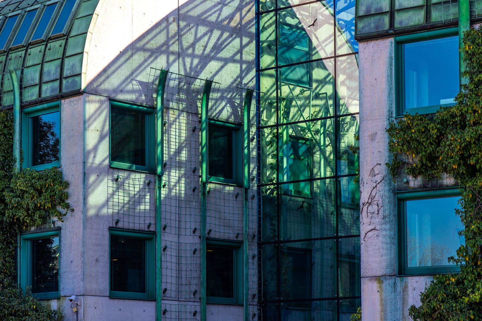 Biblioteka Uniwersytecka w Warszawie - zdjęcia. Zobacz postmodernistyczną ikonę, którą kiedyś uznawano za kicz