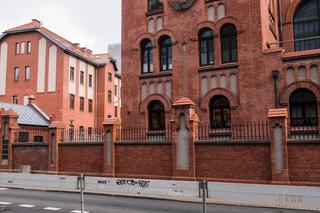 Zabytkowe tory przed Muzeum Powstania Warszawskiego