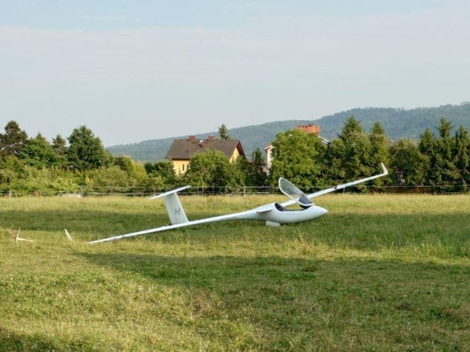 Szybowiec przeleciał tuż nad głową nastolatki jadącej na koniu